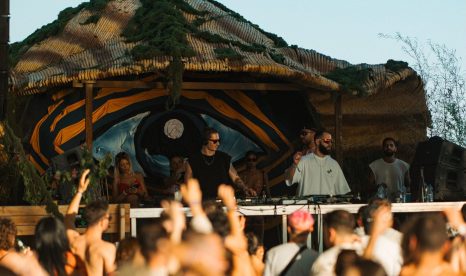 Hands up at the beach stage Unum festival 2025